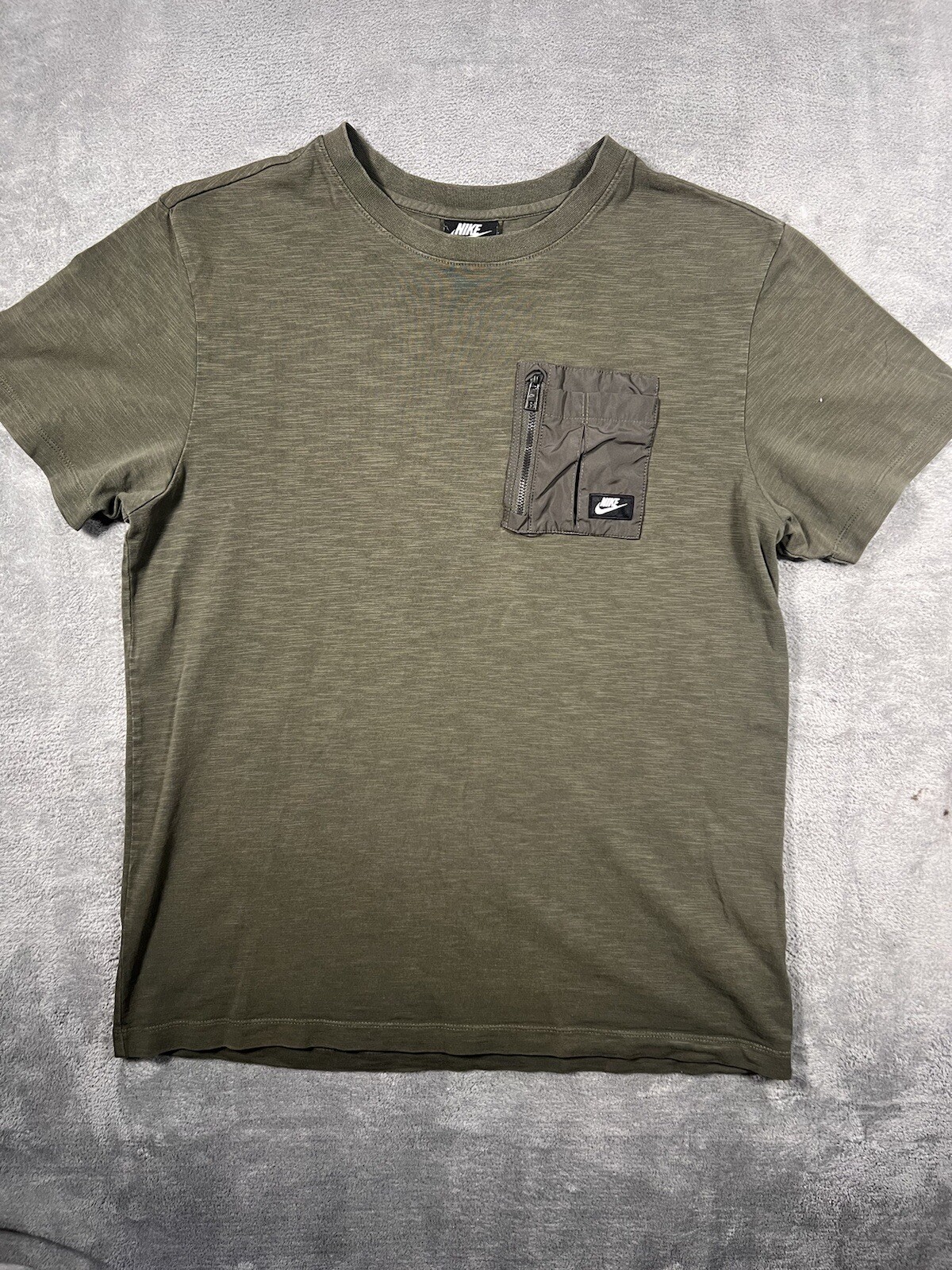 Nike Sportswear Mens M Green Utility Zipper Pocket Short Sleeve Shirt Swoosh