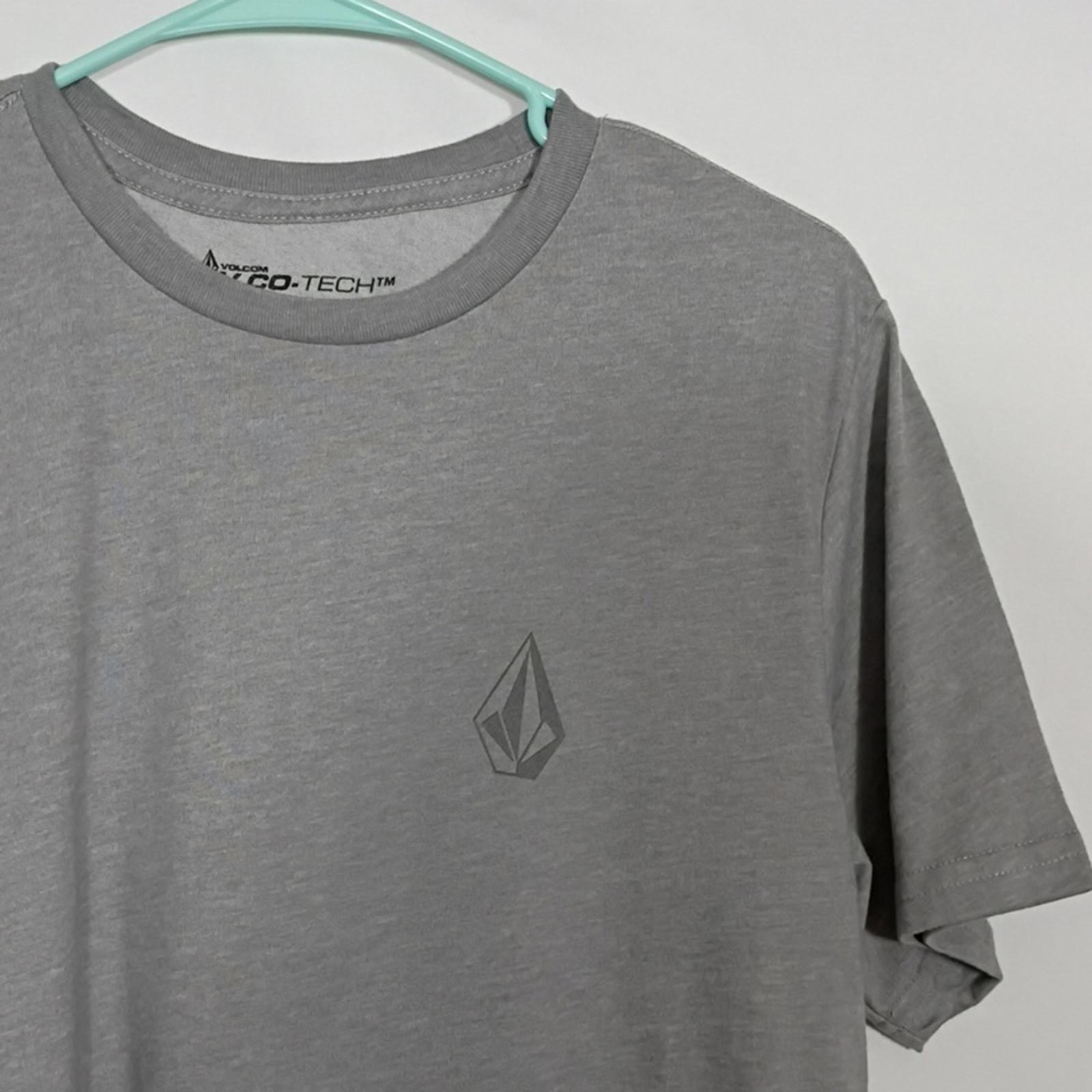 NWT Volcom Stone Tech Short Sleeve Shirt Quick Drying Mens Size Small V.Co-tech gallery