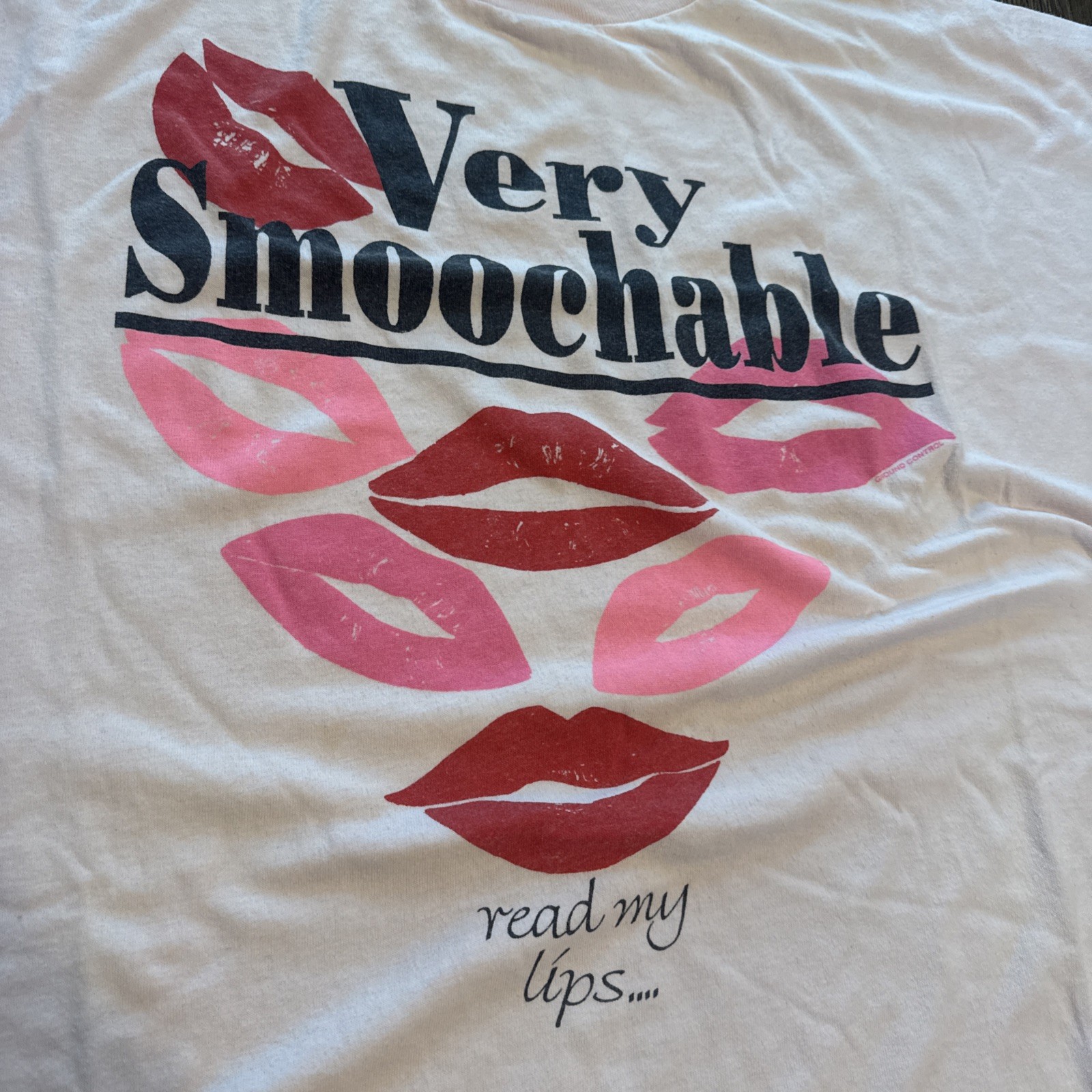 VTG 90s Pink “VERY SMOOCHABLE READ MY LIPS” T-Shirt Single Stitch OSFA gallery