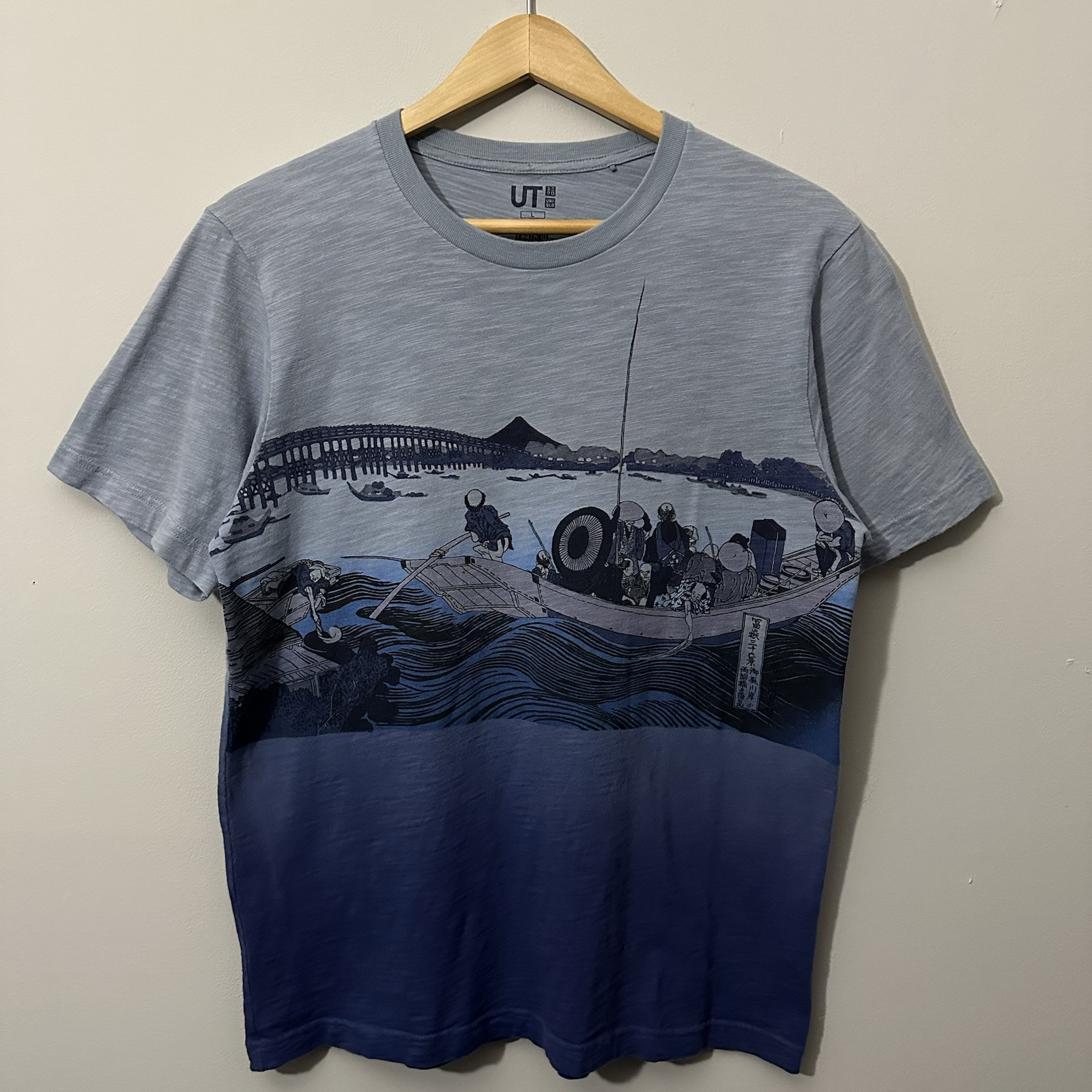 Uniqlo UT Hokusai Blue Japan Fisherman Under Mt. Fuji T Shirt Adult Size Large gallery