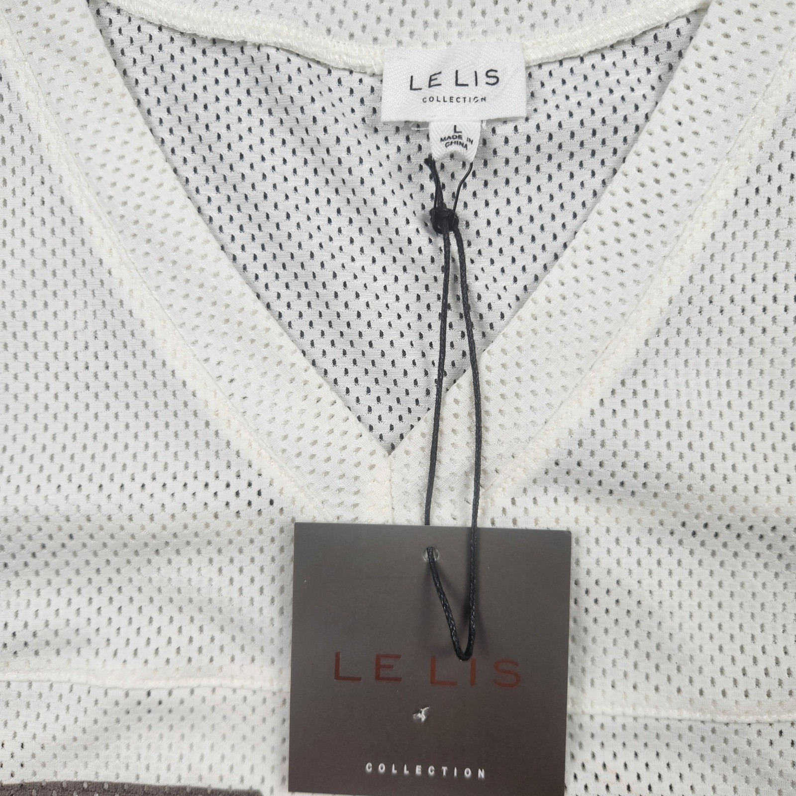 Le Lis White Mesh V-Neck Jersey Graphic 98 Top IT3716 Mens Large NEW gallery
