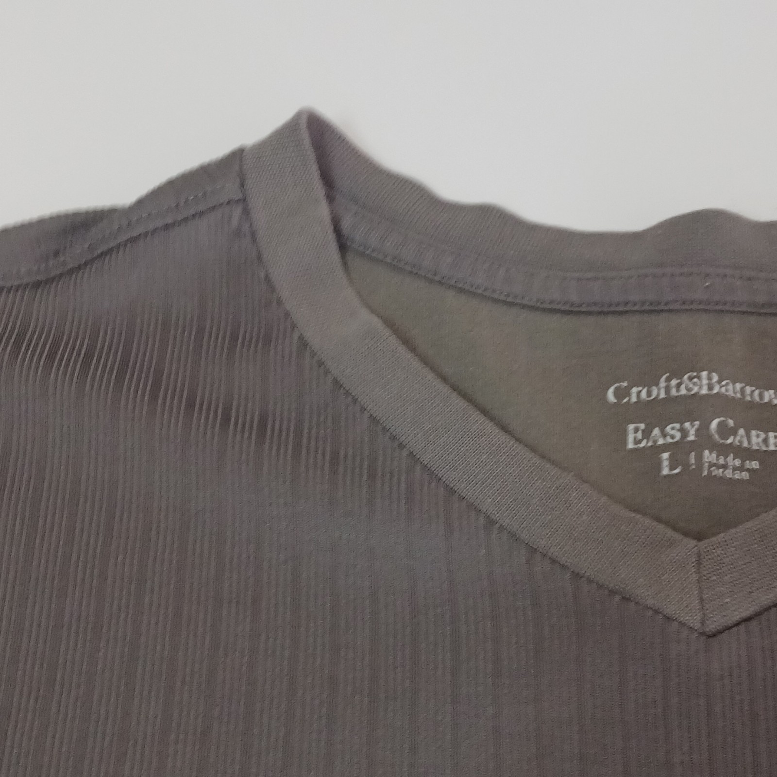 Croft & Barrow Men's Gray Solid Knit V-Neck Short Sleeve Easy Care T-Shirt L gallery
