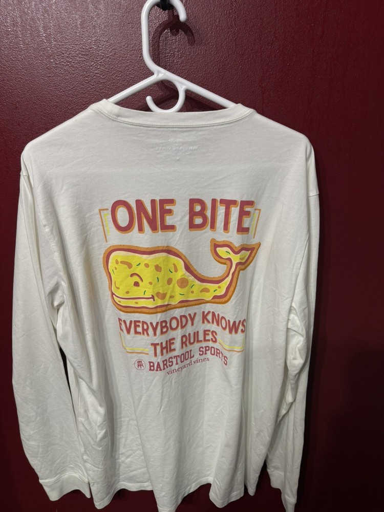 VINEYARD VINES X BARSTOOL “ONE BITE EVERYBODY KNOWS THE RULES” WHITE MEN’S L