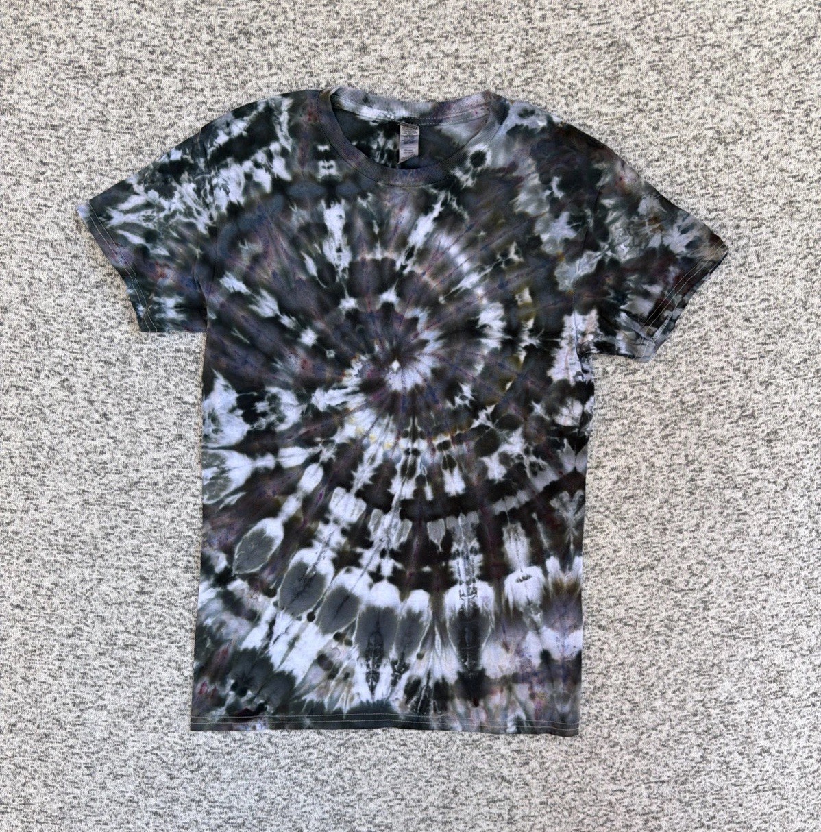 NEW Gilden Men’s Black Gray White Spiral Ice Tie Dye Short Sleeve Shirt SMALL