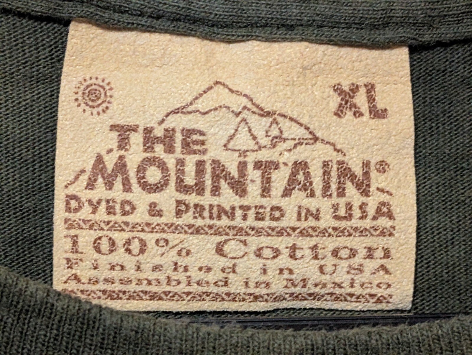 The Mountain Mens T-shirt Vintage 2004 Green "Wolf Pack" Leather Tag XL #5573 gallery