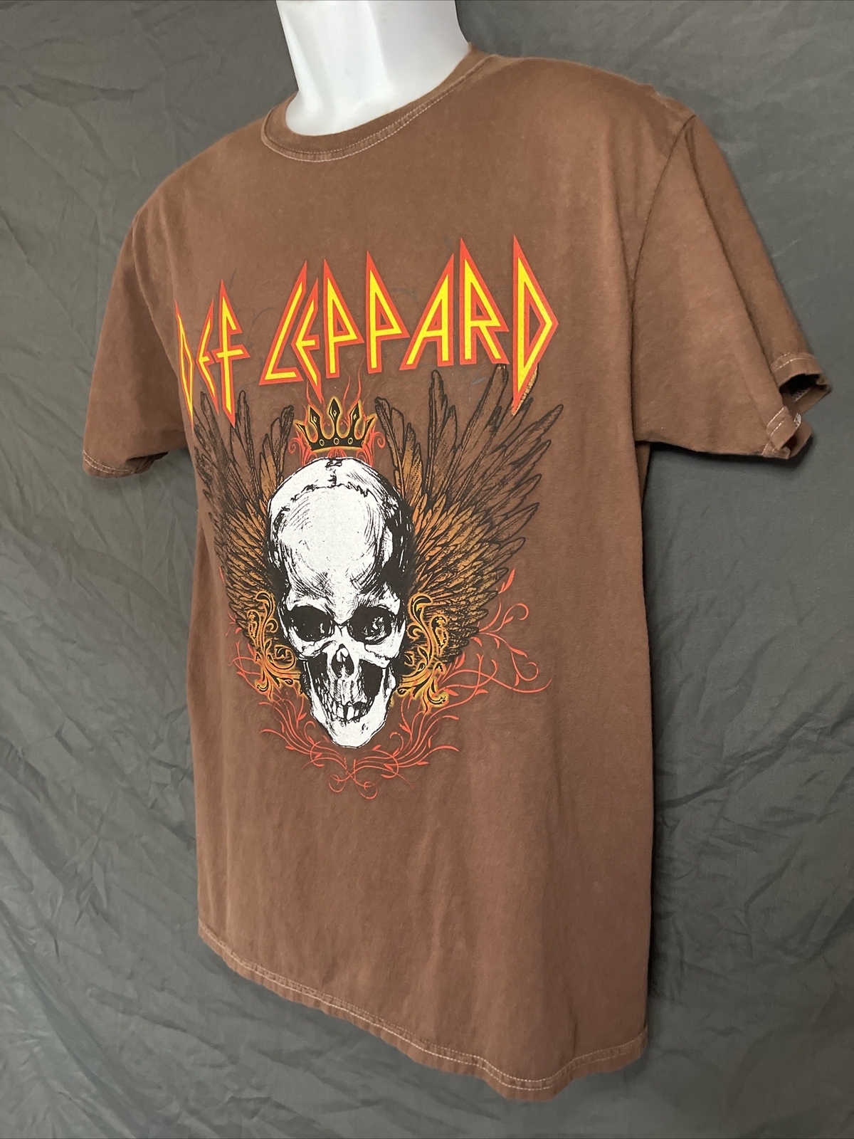 Mens Def Leppard Reddish Brown T-Shirt Size Medium 2017 Official Skull Wings gallery