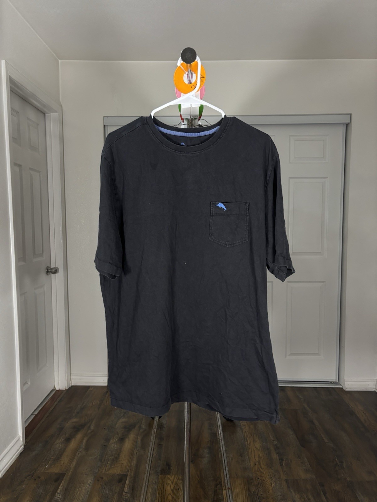 Tommy Bahama Logo Pocket Men's Black Short Sleeve Crew Neck T-Shirt Size L gallery