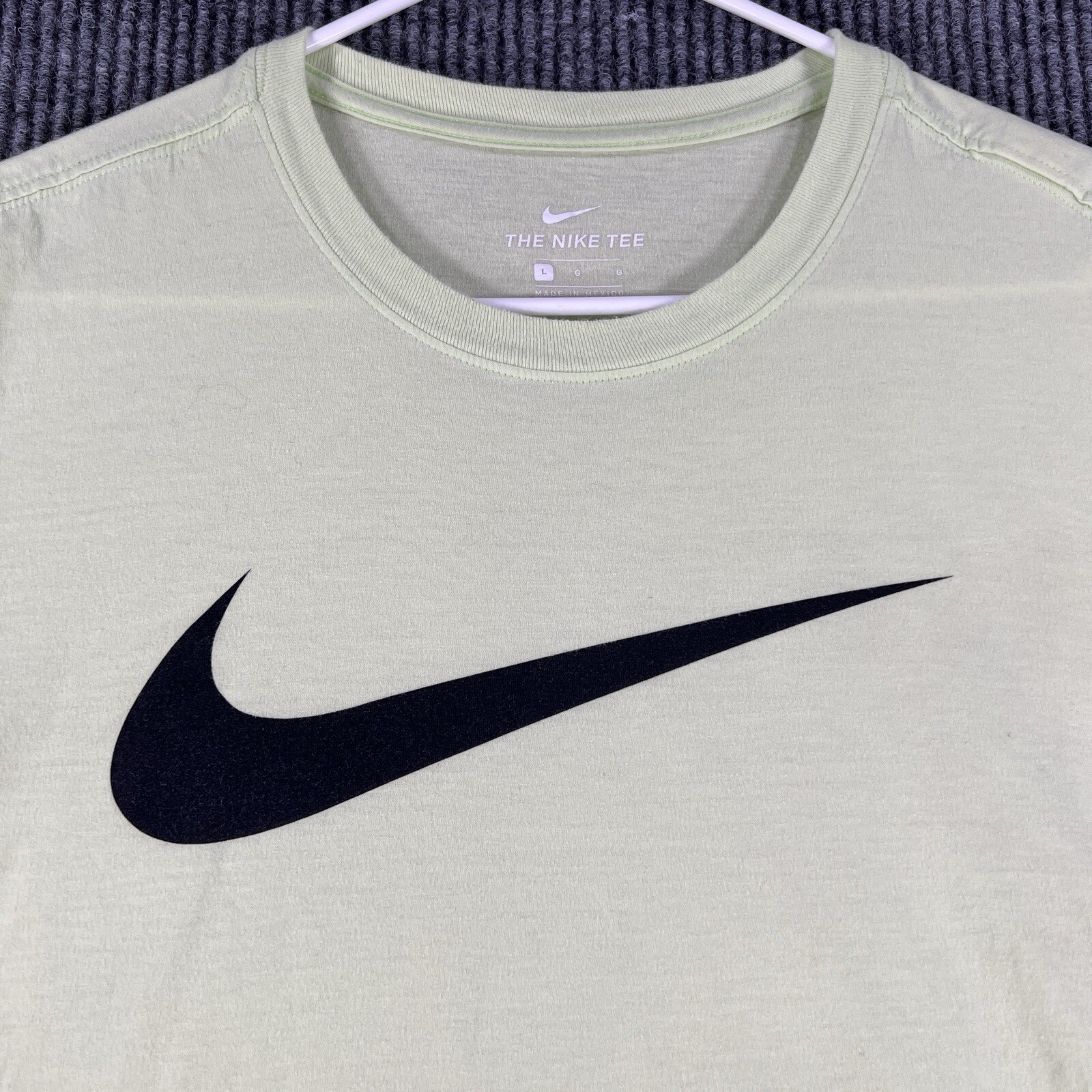 Nike Shirt Mens Large Light Green Short Sleeve The Nike Tee Soft Lightweight