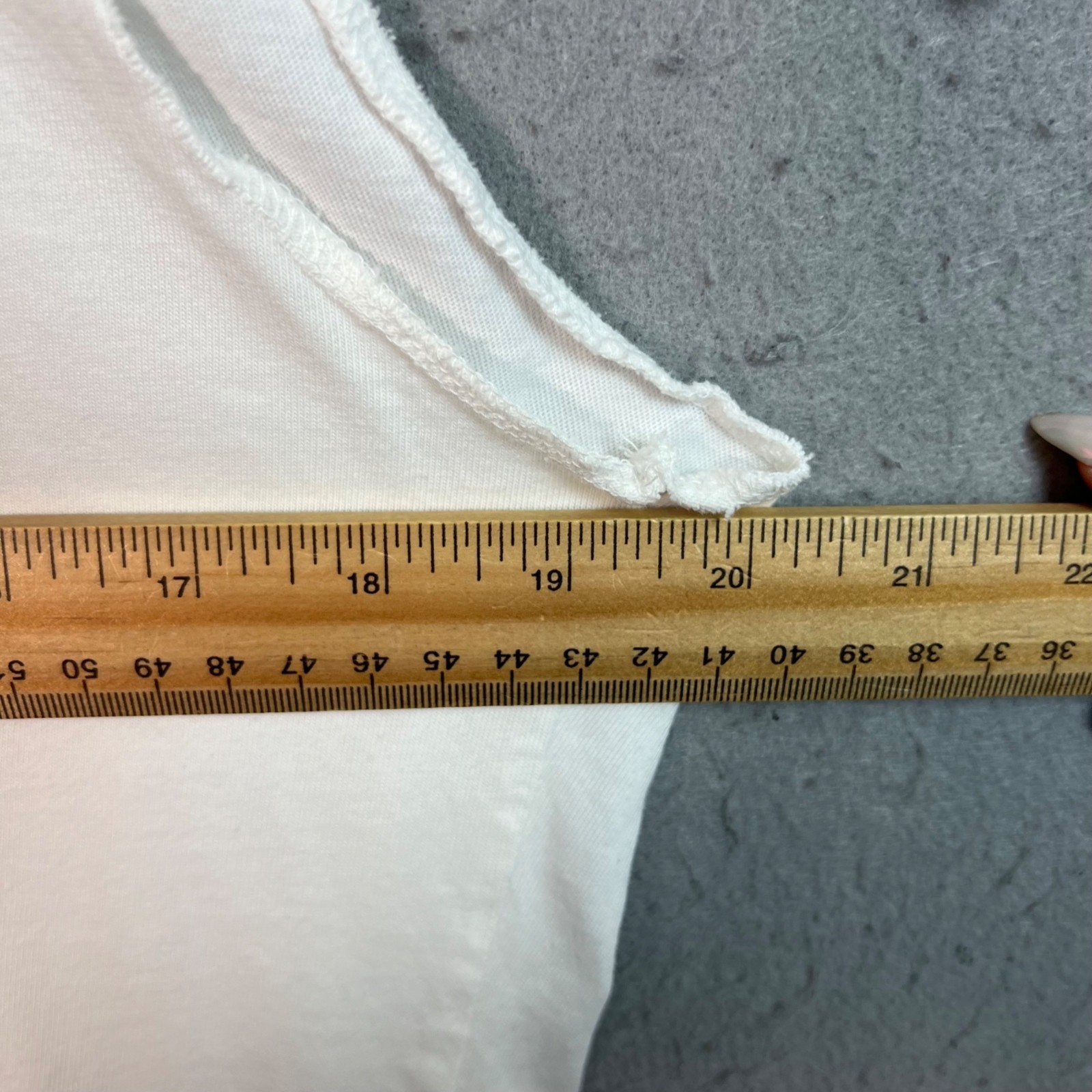 Uniqlo Mens Size Small White Sleeveless Supima Cotton T-Shirt gallery