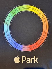 Official Apple Park EXCLUSIVE Black Rainbow Loop Men’s T-Shirt Size Medium RARE