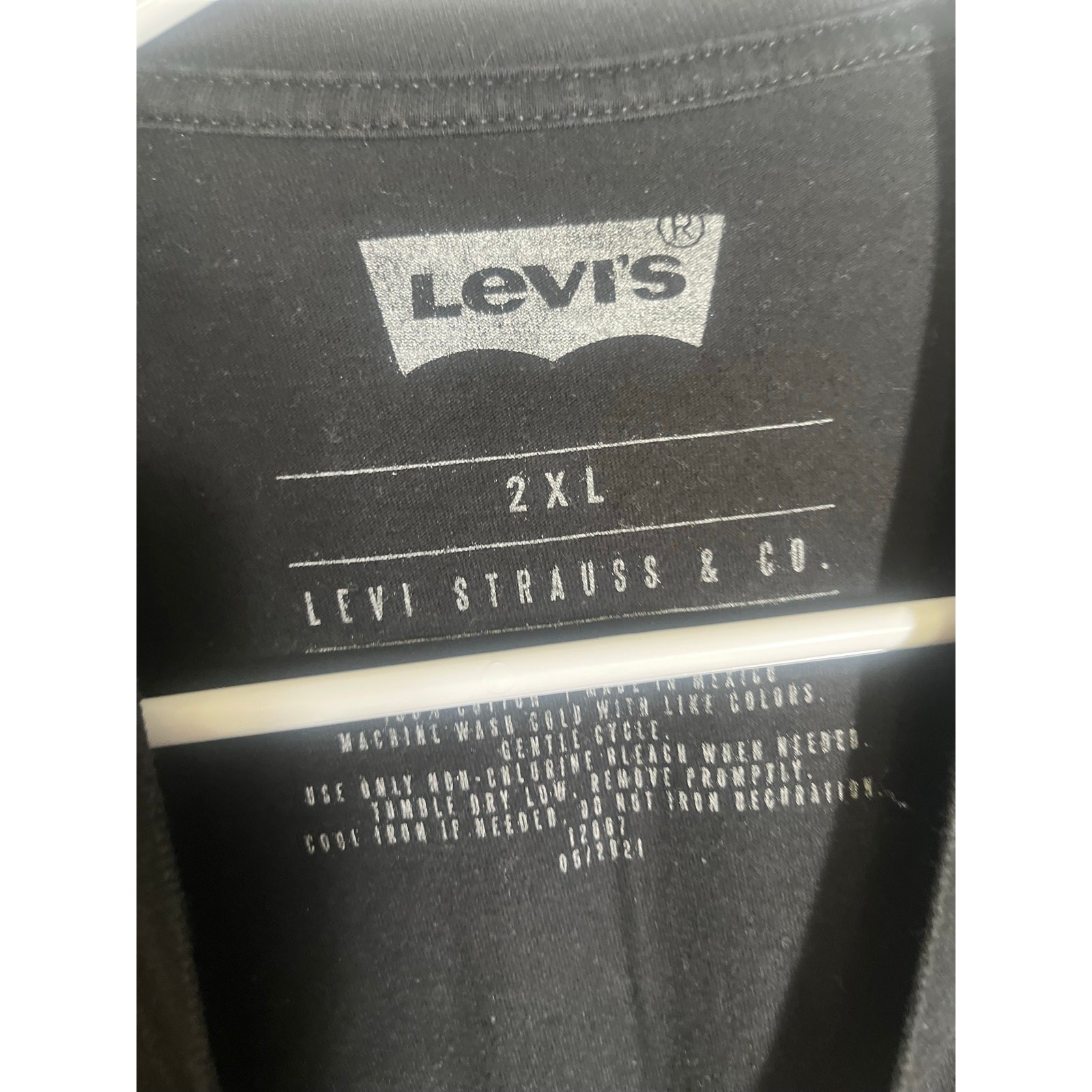 Levi's XXL mens black T-shirt w/graphic design-used good gallery