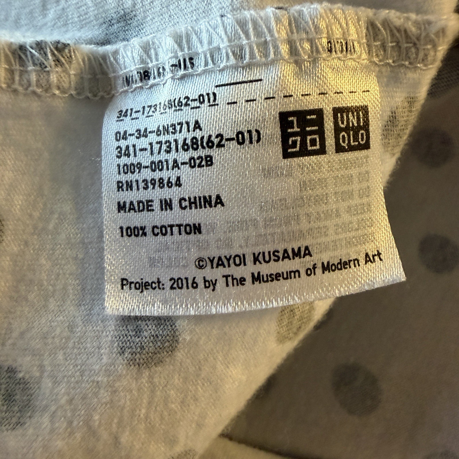 Uniqlo x Yayoi Kusama T-Shirt Museum of Modern Art MOMA Callab 2016 Large READ gallery