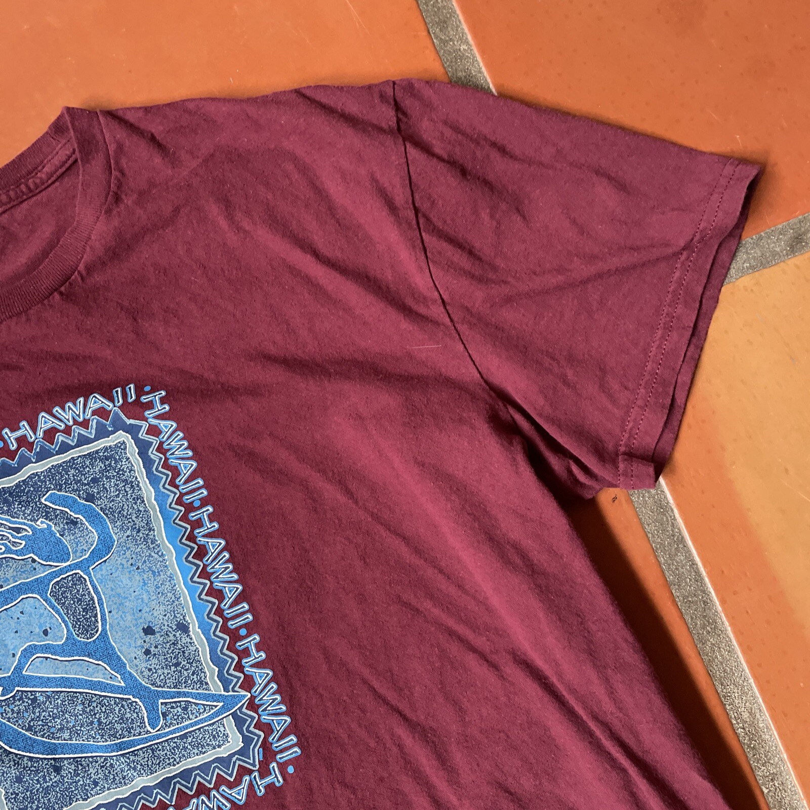 DELTA SOFT Mens Large Burgundy Red Graphic Print T-Shirt HAWAII SURFER Tee EUC gallery