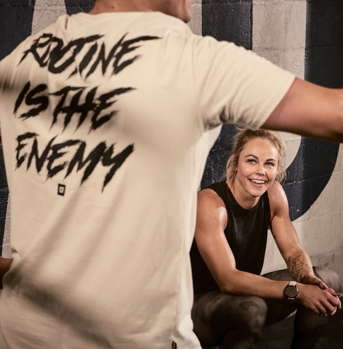 ‘Routine is the enemy’ Crossfit cream T-Shirt Men Size Large gallery