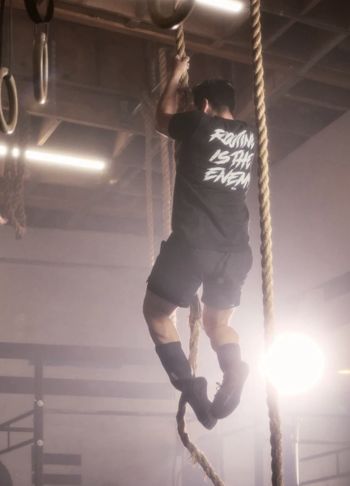 ‘Routine is the enemy’ Crossfit cream T-Shirt Men Size Large gallery
