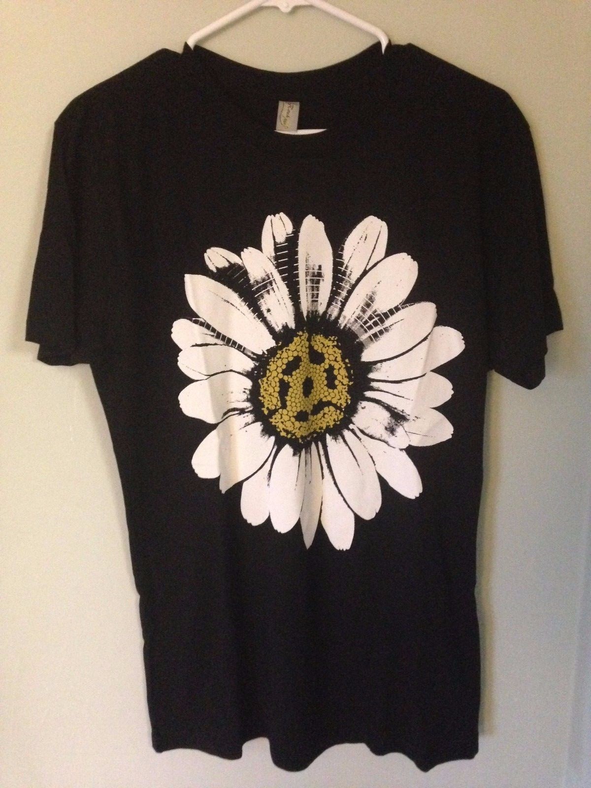 Rock Me Apparel – White Flower W/ Yellow Center Black Medium NEW