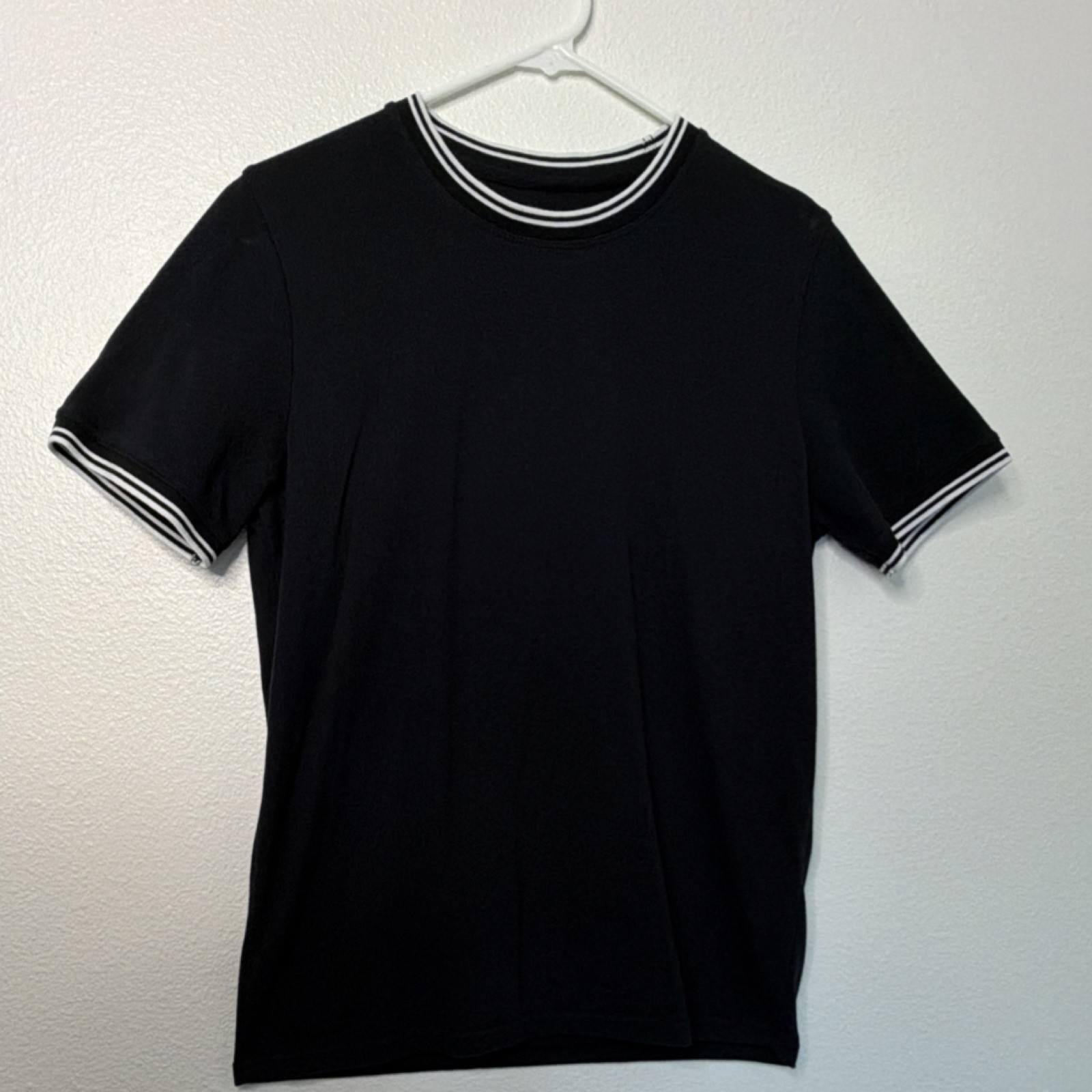 Old Navy Men’s Black Knit Short Sleeve Crew Neck T-Shirt S Contrasting Trim gallery