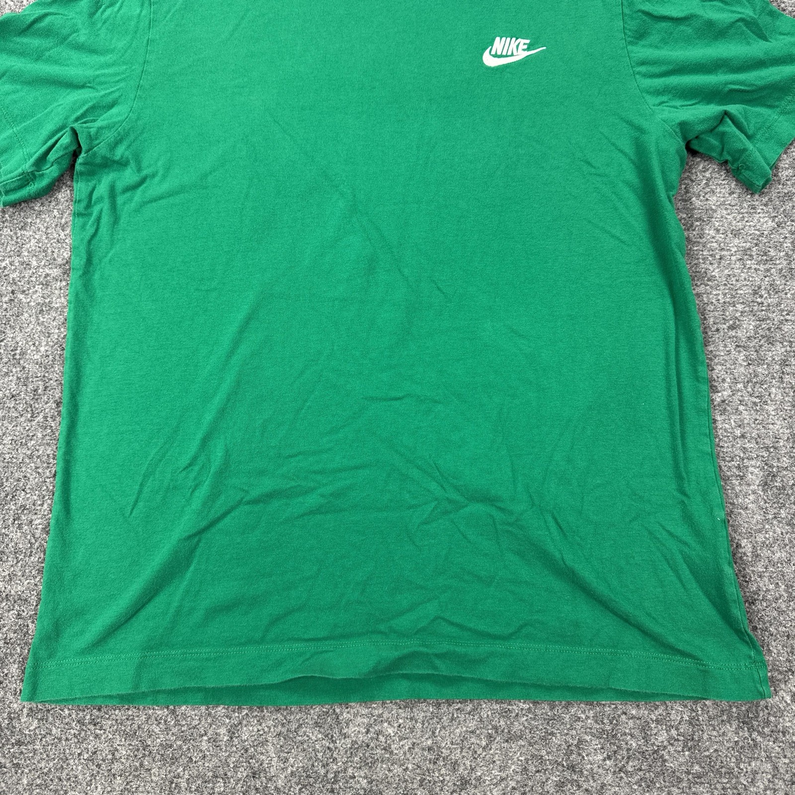Nike Shirt Mens Medium Green Small Swoosh Logo The Nike Tee Tagless Casual gallery