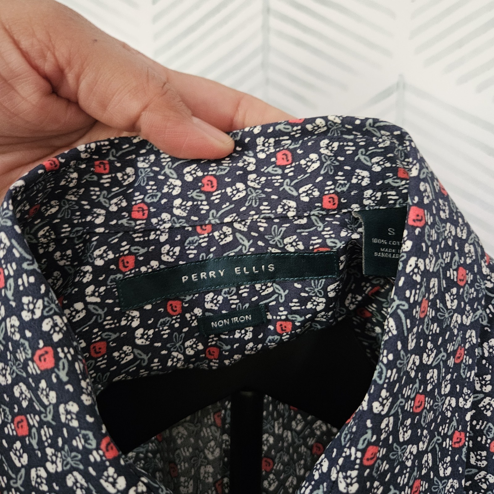 Perry Ellis Men's SMALL Buttom Up Shirt Long Sleeve Navy/Flowers 100% Cotton gallery