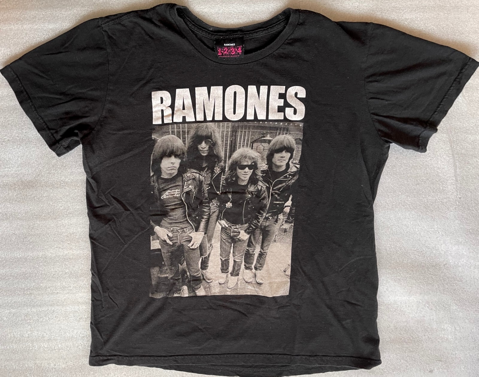 RAMONES, RAMONES 1-2-3-4 CLOTHING CO. MEN’S L SHORT SLEEVE TEE SHIRT, EUC