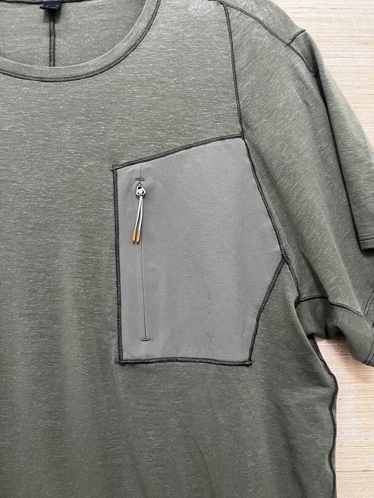 Lululemon Shirt Mens Medium Green Utility Pocket Zipper Tee Athletic Casual gallery