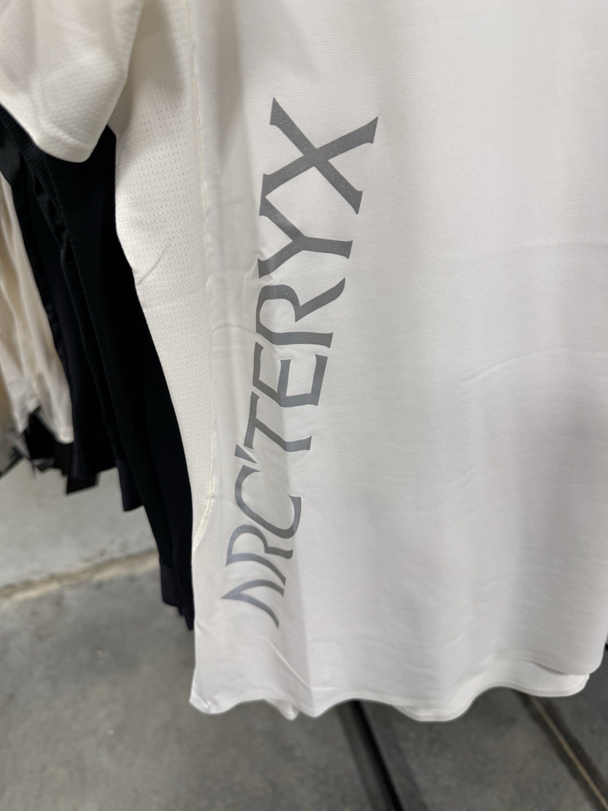 Arc'teryx Norvan Downword Logo SS Tee Arctic Silk Size Large NWT NEW gallery