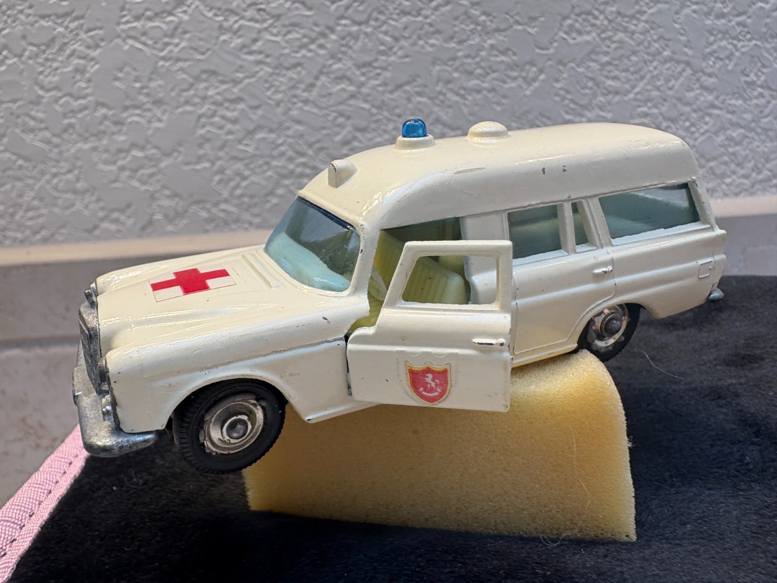 VINTAGE MATCHBOX #3 KING SIZE K-6 MERCEDES 190 Benz Binz AMBULANCE 1:69 LESNEY