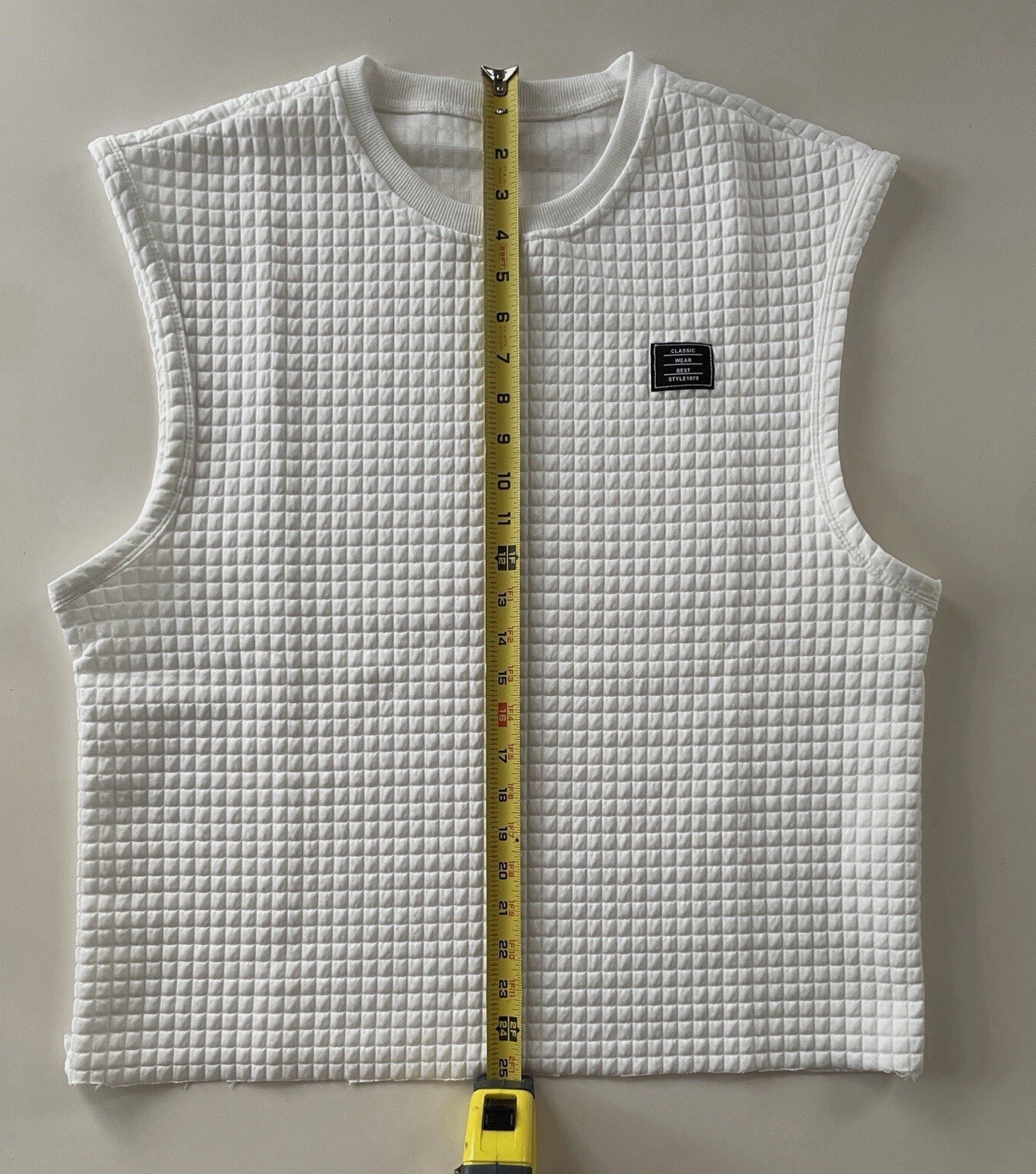 Men's White Size L Quilted Textured Cut Off Crop Crewneck Sleeveless Muscle Tee gallery