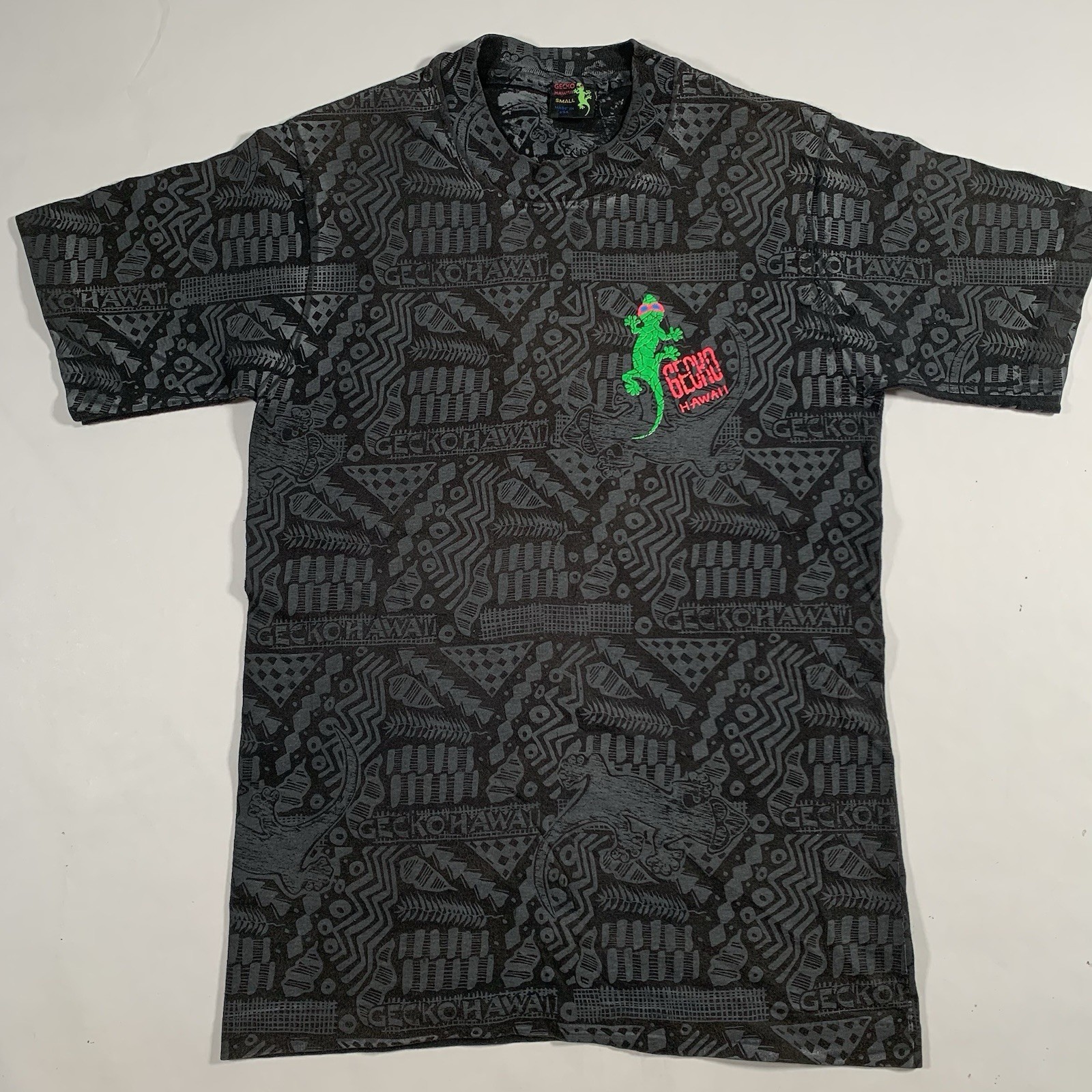 VTG 90s Gecko Hawaii All Over Print T-Shirt Mens Small Black Lizard Surf Skate