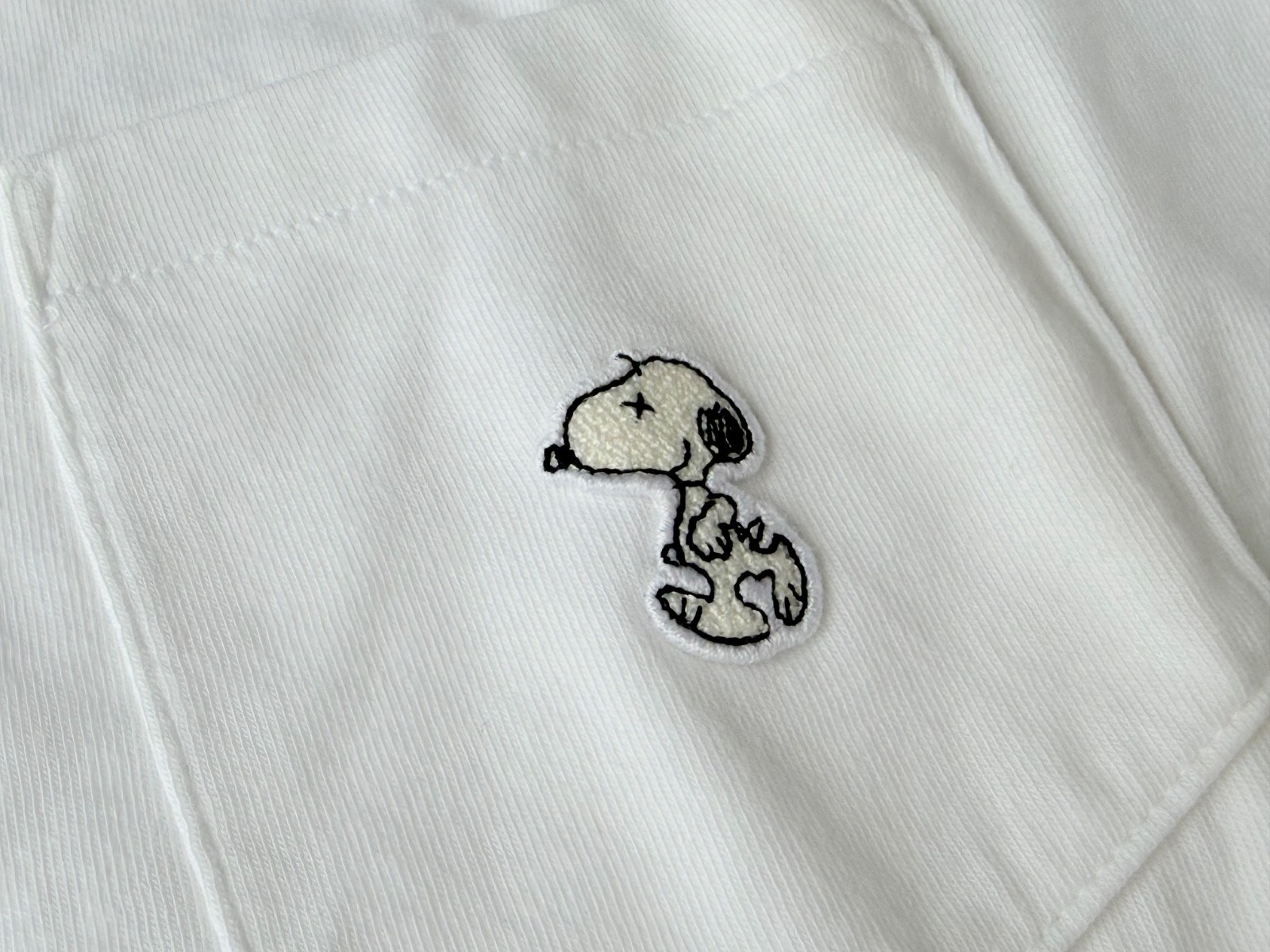 KAWS x PEANUTS Snoopy x UNIQLO NWT T-Shirt Size L White gallery