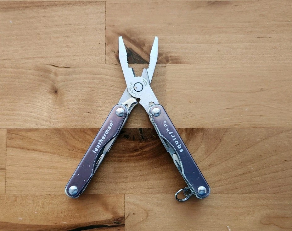 Leatherman Squirt P4 Multi-Tool With Pliers Knife Grey – Great Condition – Y12