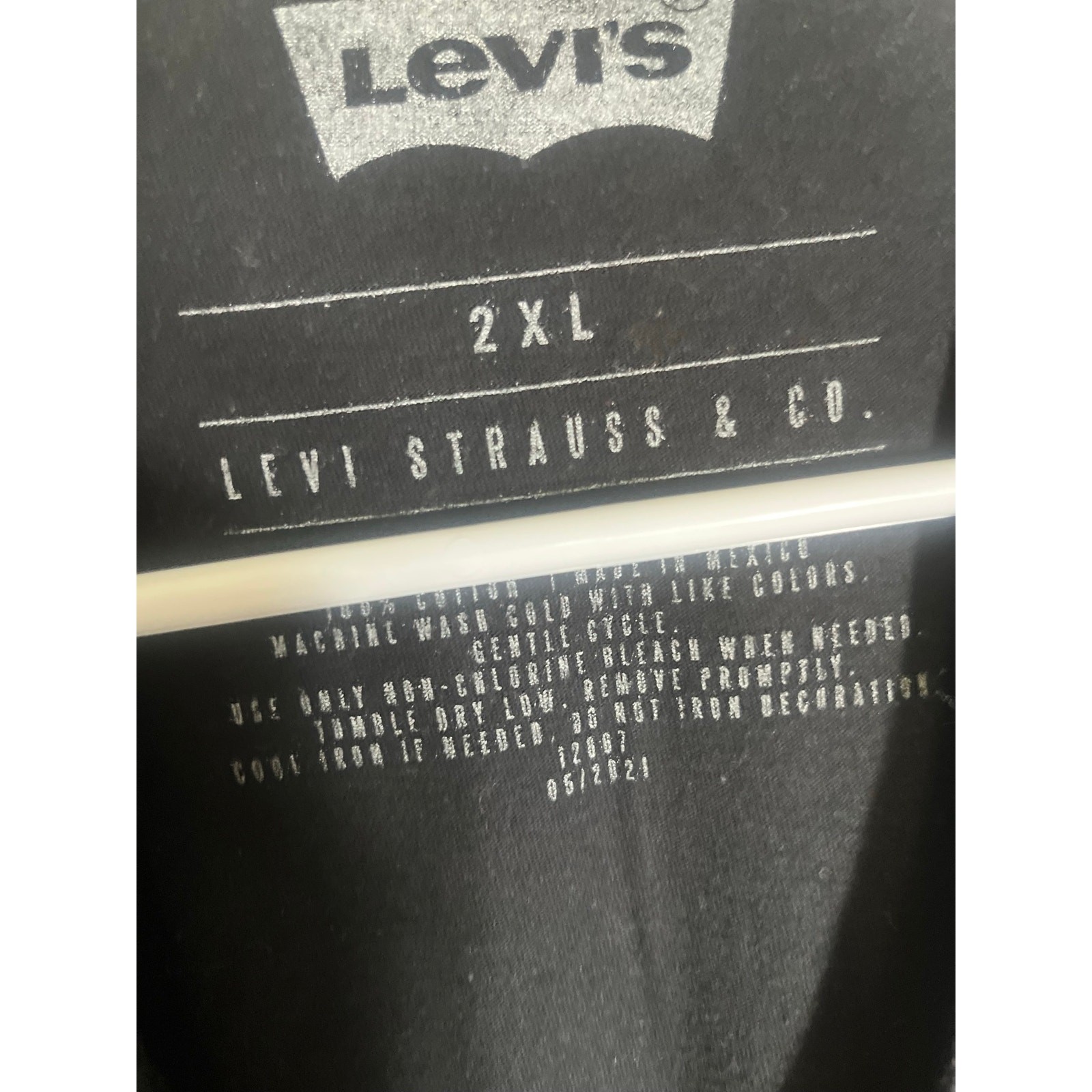 Levi's XXL mens black T-shirt w/graphic design-used good gallery