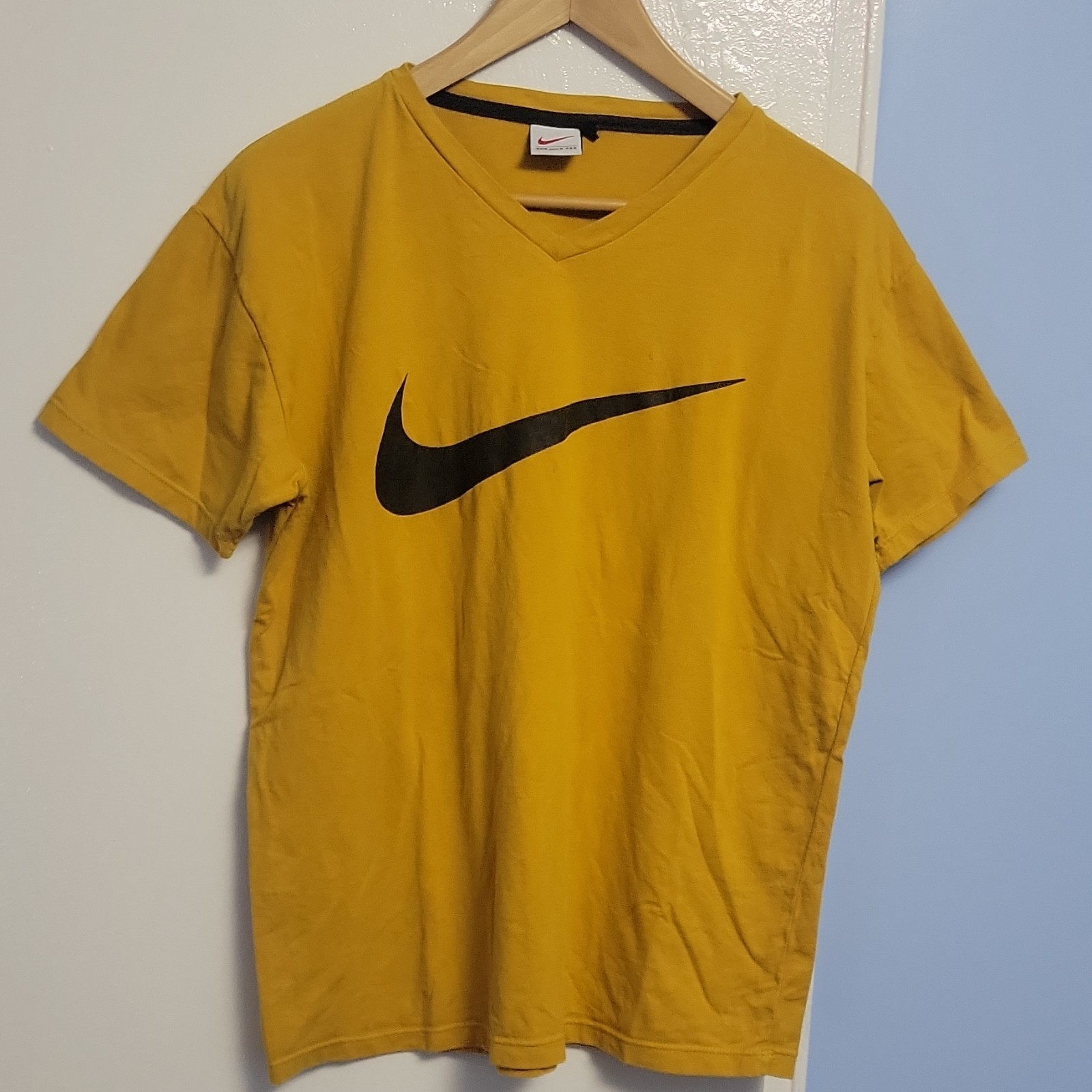 Nike The Nike Tee Men's Yellow V-Neck Short Sleeve Logo T-Shirt Size L gallery