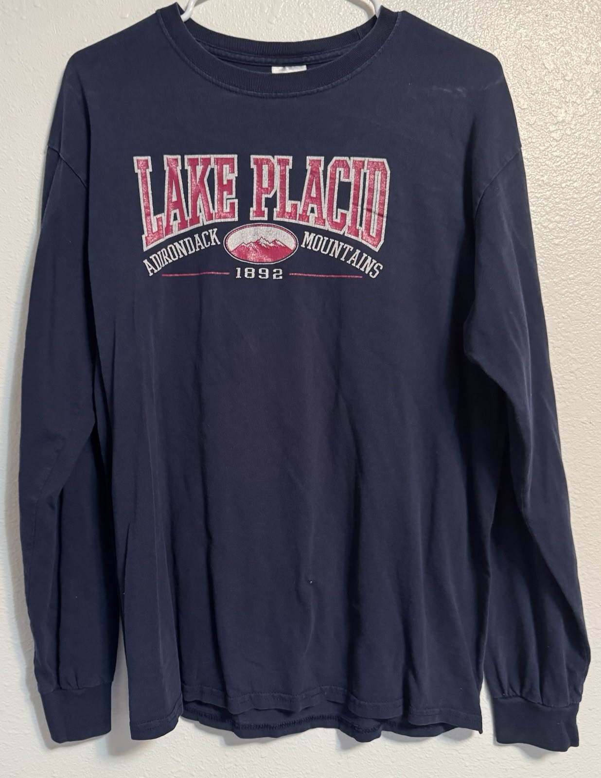 Gildan Lake Placid Adirondack Mountains 1892 Graphic Navy Long Sleeve Tee M