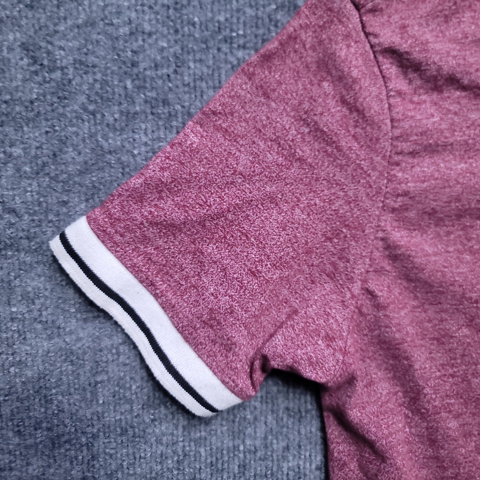 Massive T-Shirt Small Maroon Heathered V-Neck Contrast Trim Short Sleeve Tee gallery