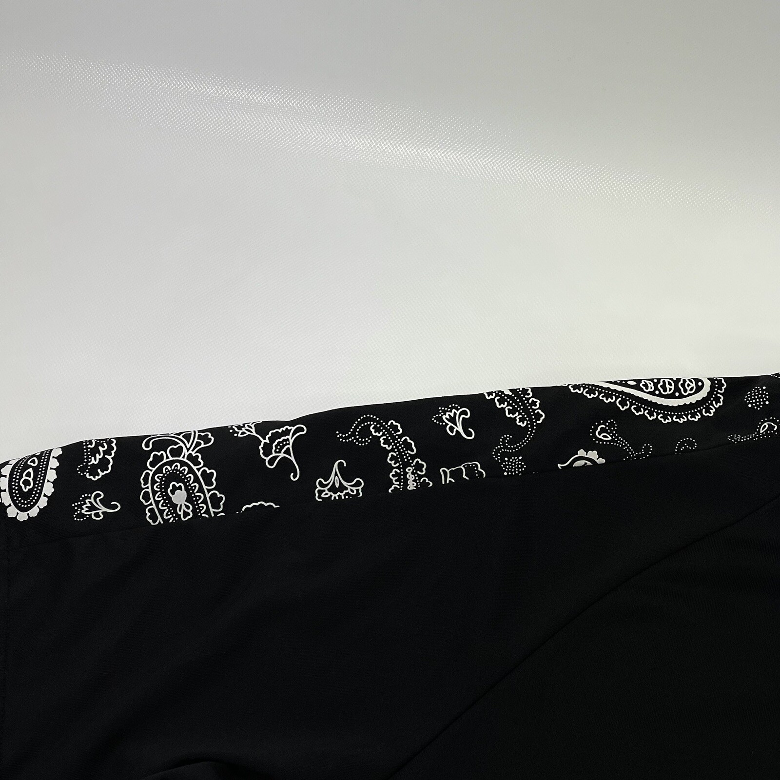 Keep Learning Paisley Shoulder-Pattern Solid Black T-Shirt Men’s Size M/L Casual gallery