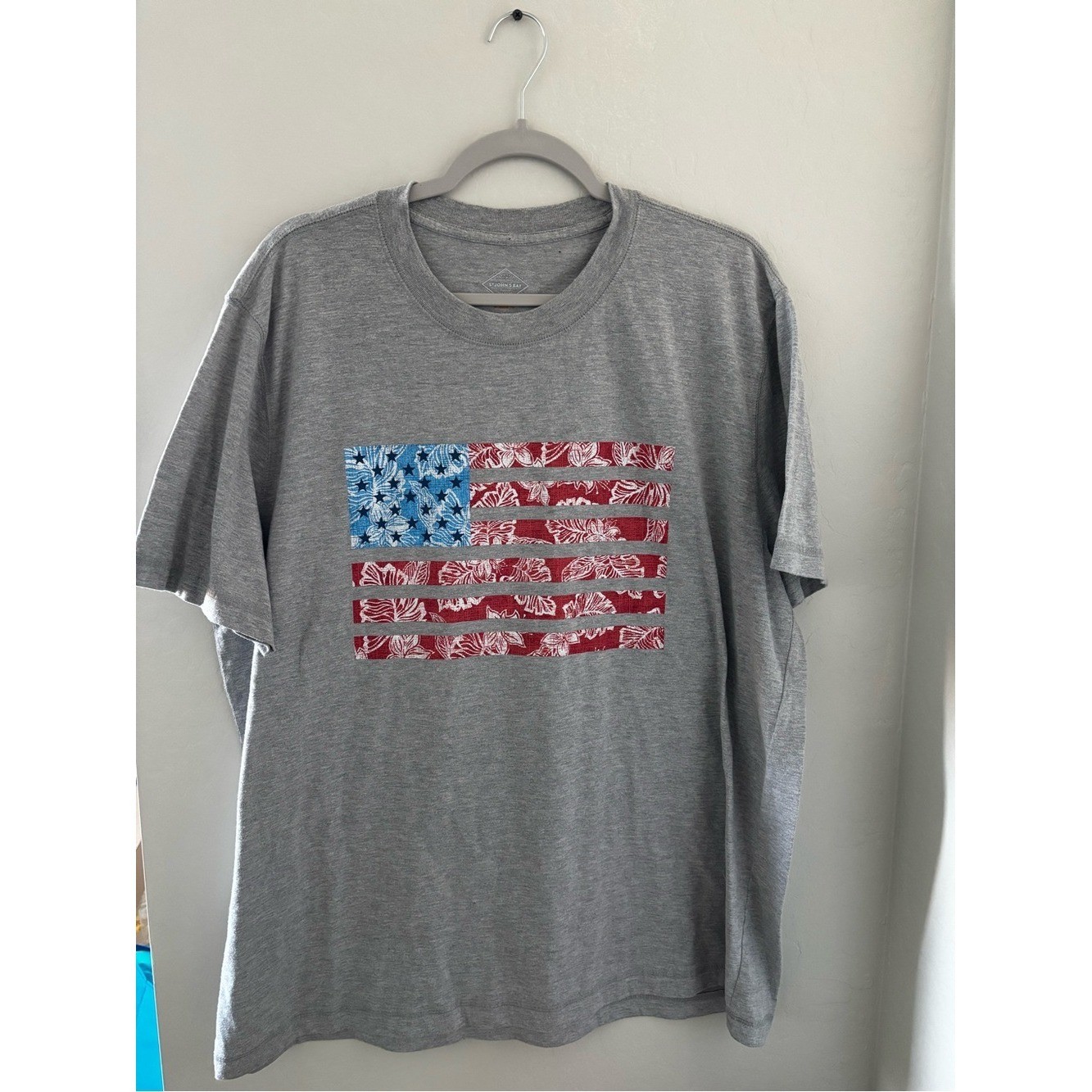 St. John’s Bay Gray Short Sleeve Tee with Blue and Red Floral Flag
