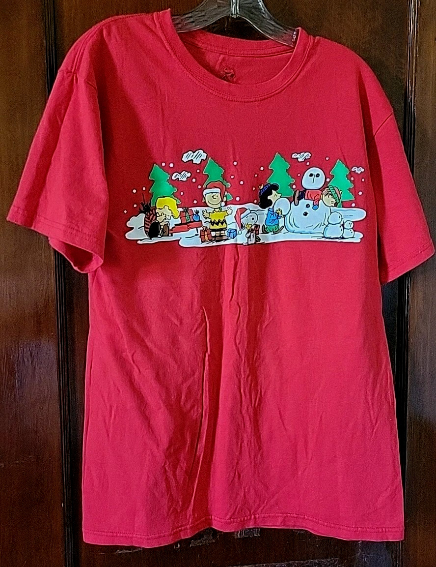Peanuts T-Shirt Adult Medium Red Christmas Scene Winter Holiday Snoopy