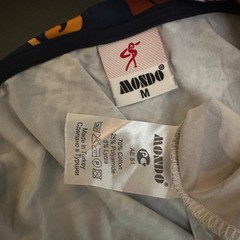 Mondo V Neck T Shirt Medium Gently worn 70% cotton/25% polyamide/5% lycra