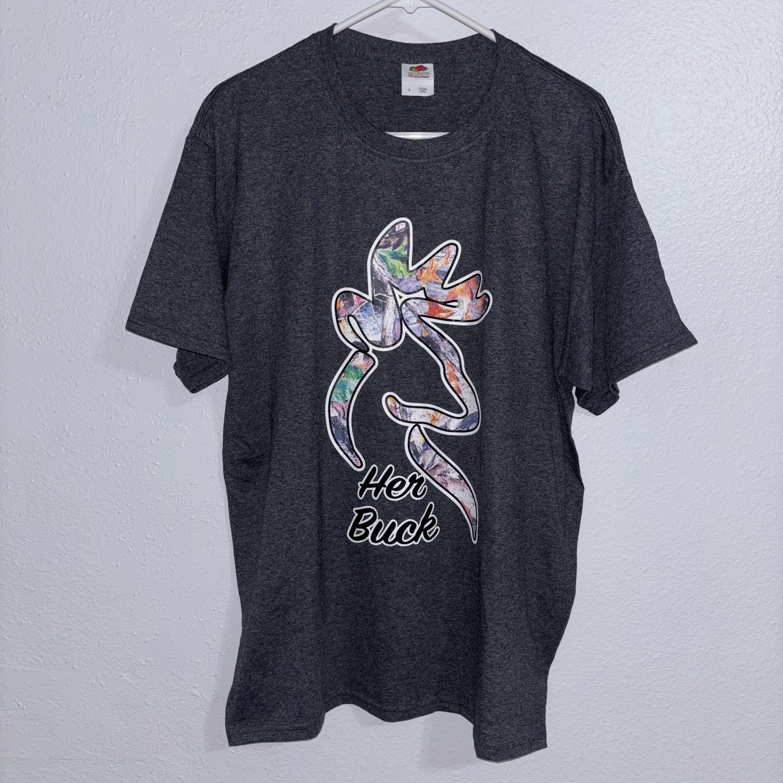 Her Buck Graphic T-Shirt Size L Dark Gray Camo Deer Buck Hunt Outdoor Nature gallery