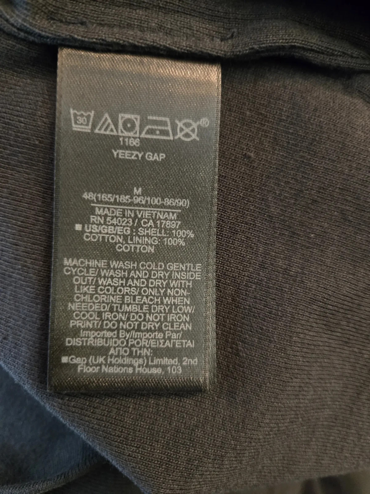 BRAND NEW YEEZY GAP 78 CROP DOVE NO SEAM TEE BLACK gallery
