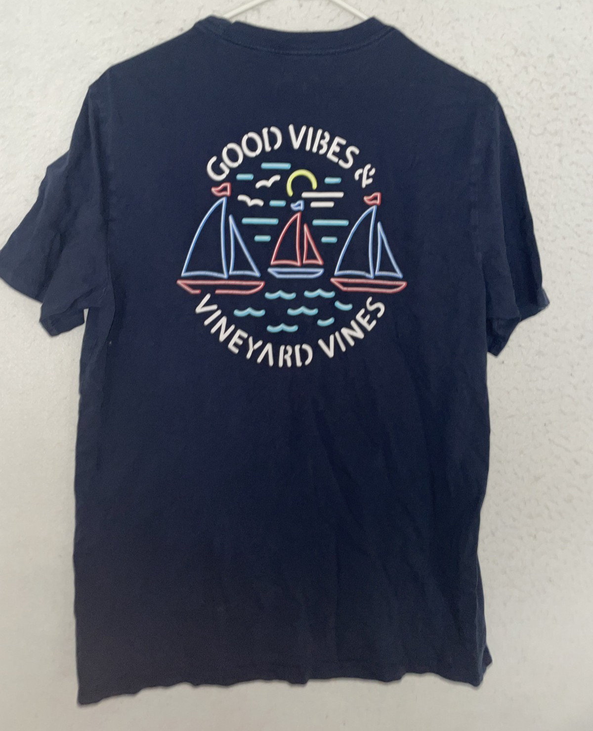 Vineyard Vines Mens M Good Vibes Sailboat Neon Whale Pocket T-Shirt Navy Blue gallery