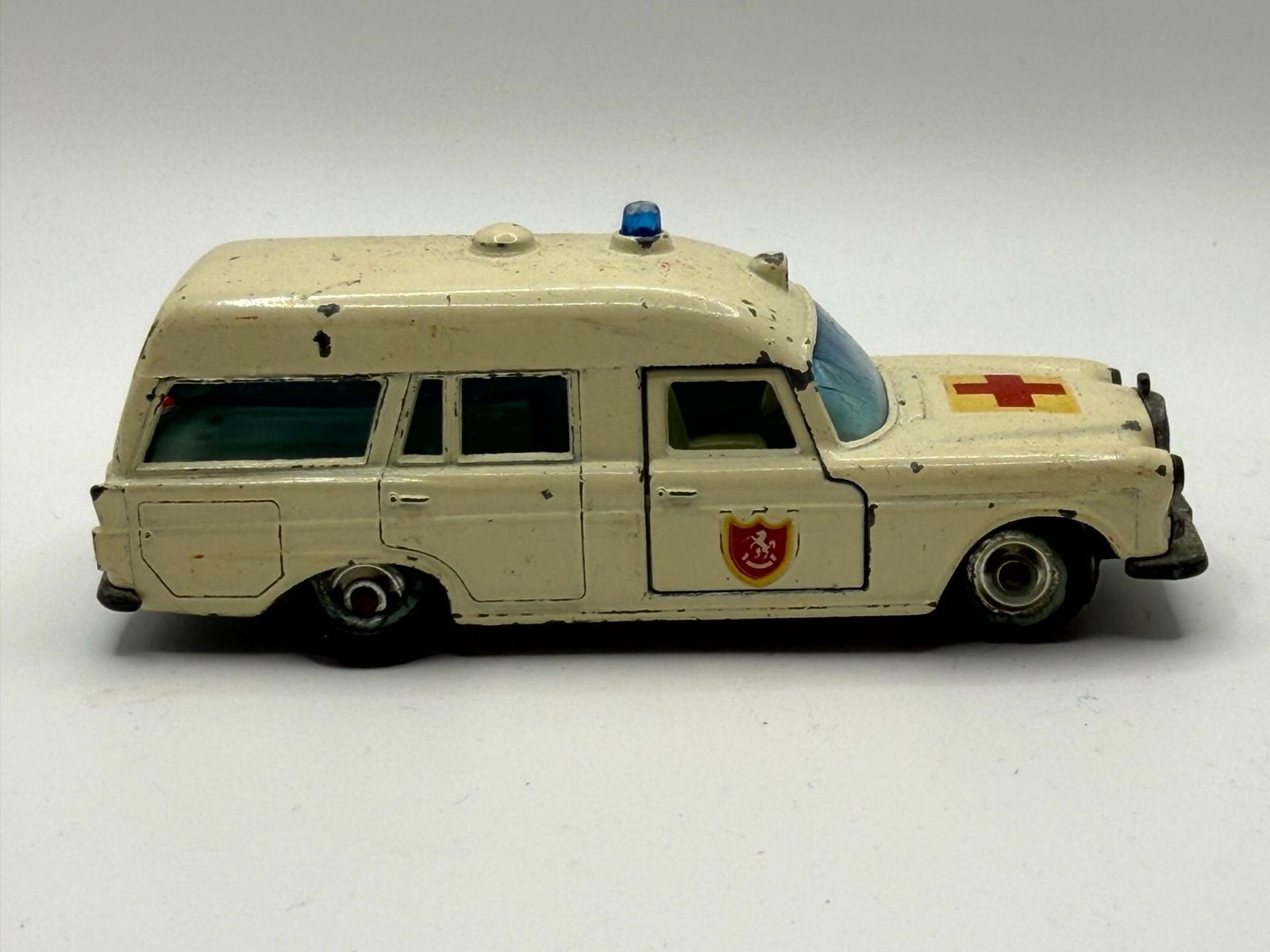 1968 Matchbox King Size K6 Mercedes-Benz Binz Ambulance Cream Red Cross