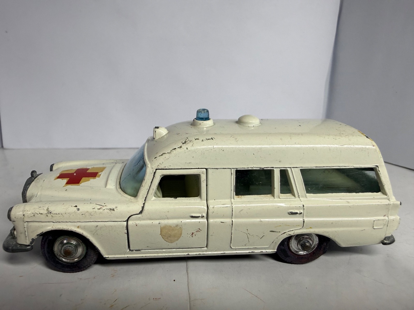 LESNEY MATCHBOX KING SIZE K-6 MERCEDES BENZ “BINZ” AMBULANCE ENGLAND