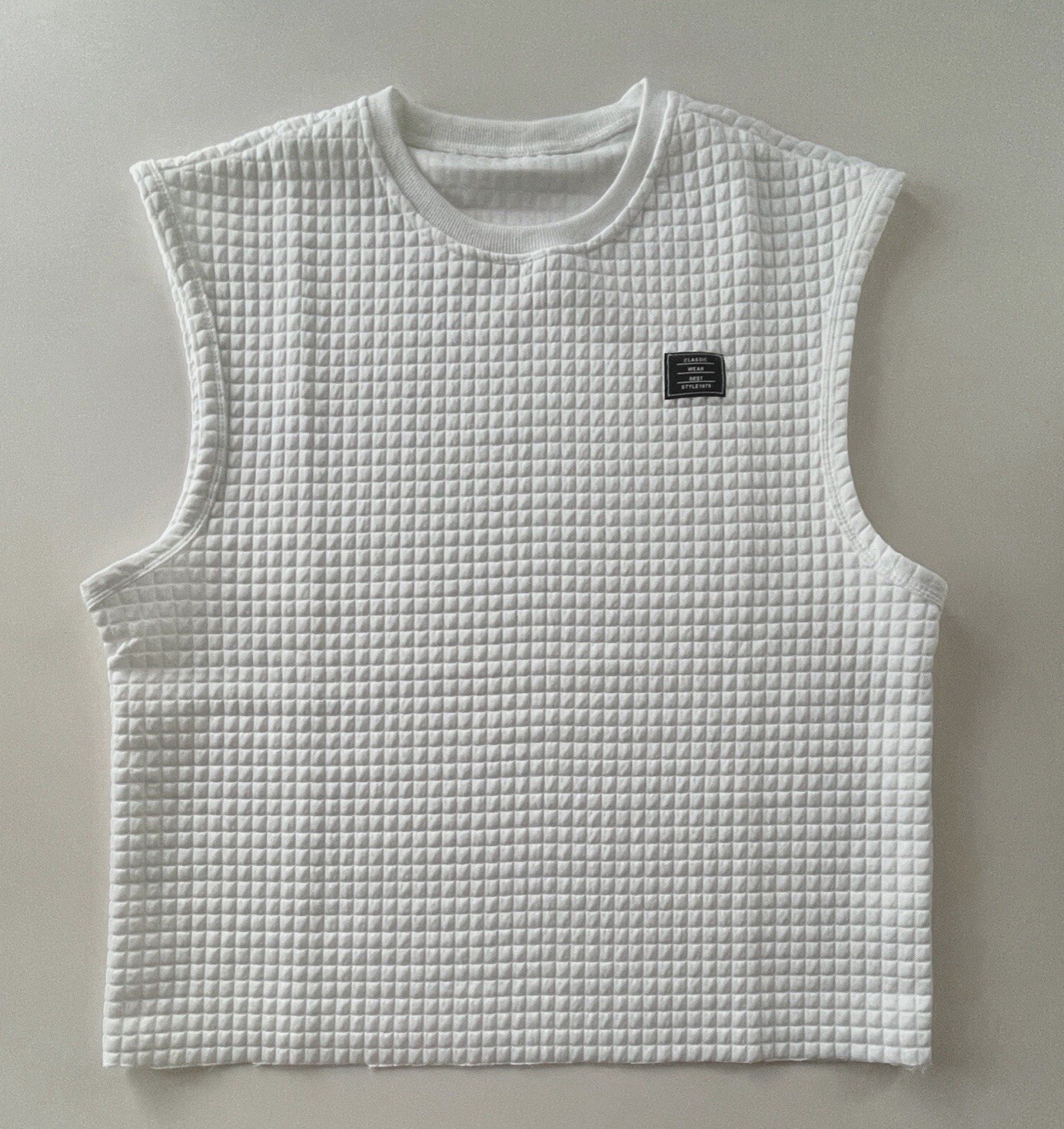 Men’s White Size L Quilted Textured Cut Off Crop Crewneck Sleeveless Muscle Tee