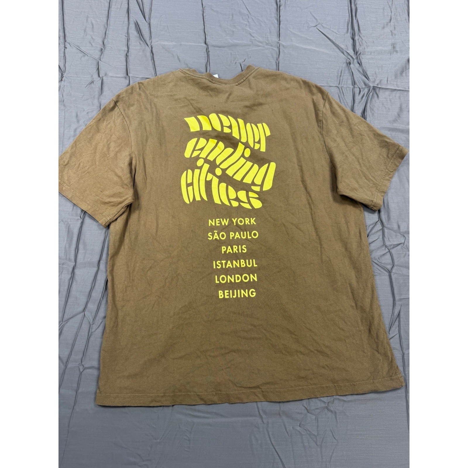 HM Mens Never Ending Cities Graphic T-Shirt Tan Relaxed Fit Medium NY Paris gallery