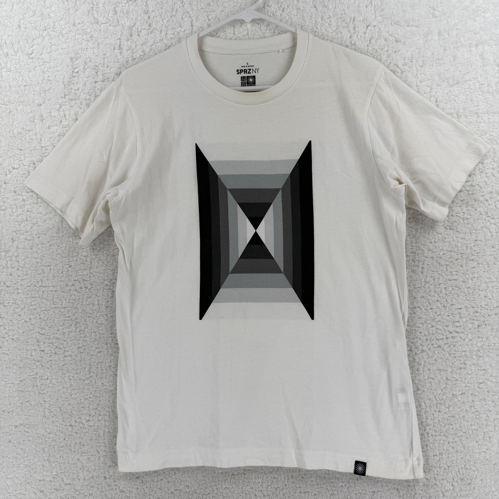 Uniqlo SPRZ NY MoMA Eames Shirt Mens Small White Geometric Graphic Tee T-Shirt