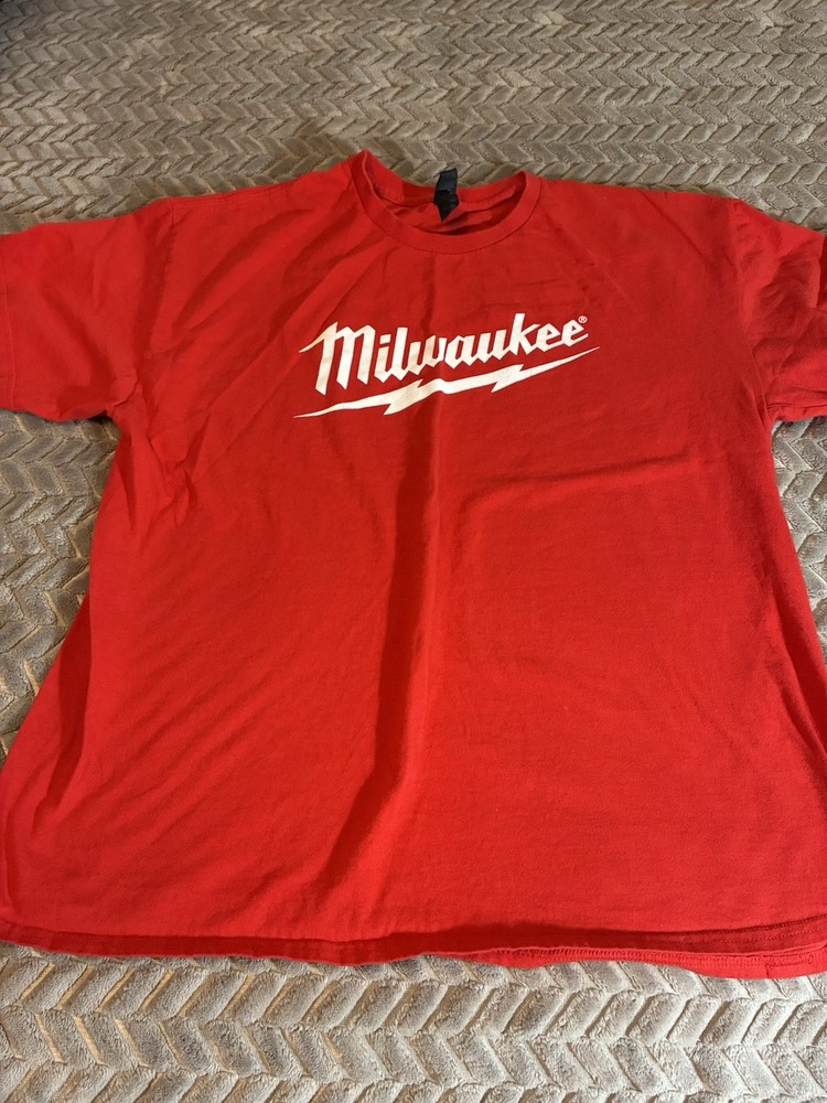 Milwaukee Red Tshirt Xlarge Short Sleeve Logo 100% Cotton Gildan See Measurement