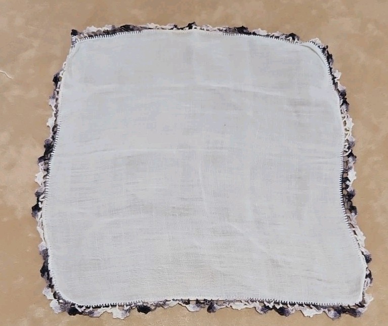 VINTAGE OLD WHITE LINEN HANKIE WITH VARIEGATED CROCHET HEM  ♡ 10.5″ x 1O.5″