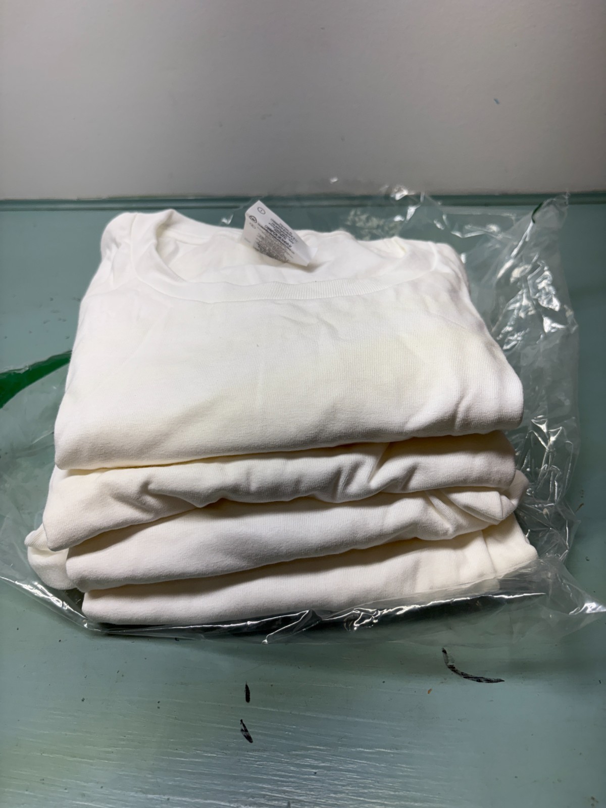 Hanes Platinum Men White 4-Pack Crew-Neck Undershirt Stretch T-Shirt Size M gallery